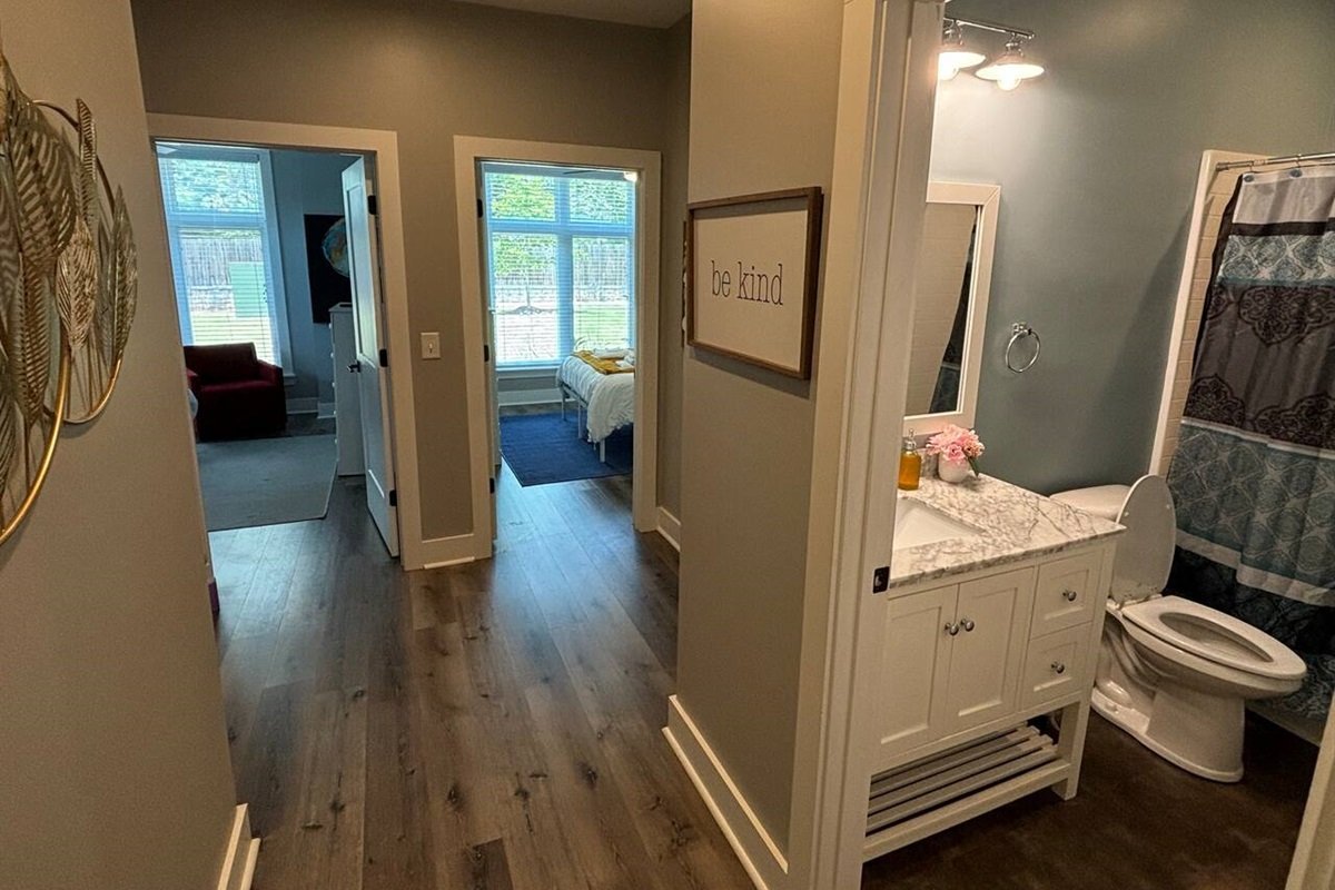 0436e4f33e8249539e6ef03a895b9481-Large