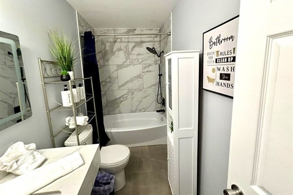 19f5fa2572eb4245bbd9c738f5ac6f58-Medium