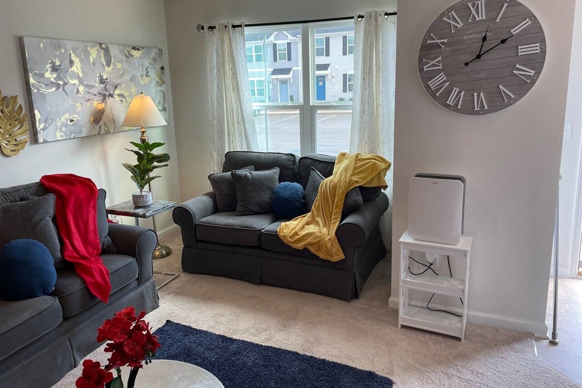 2e5f0d4498dd474980cc0987070343b0-Large