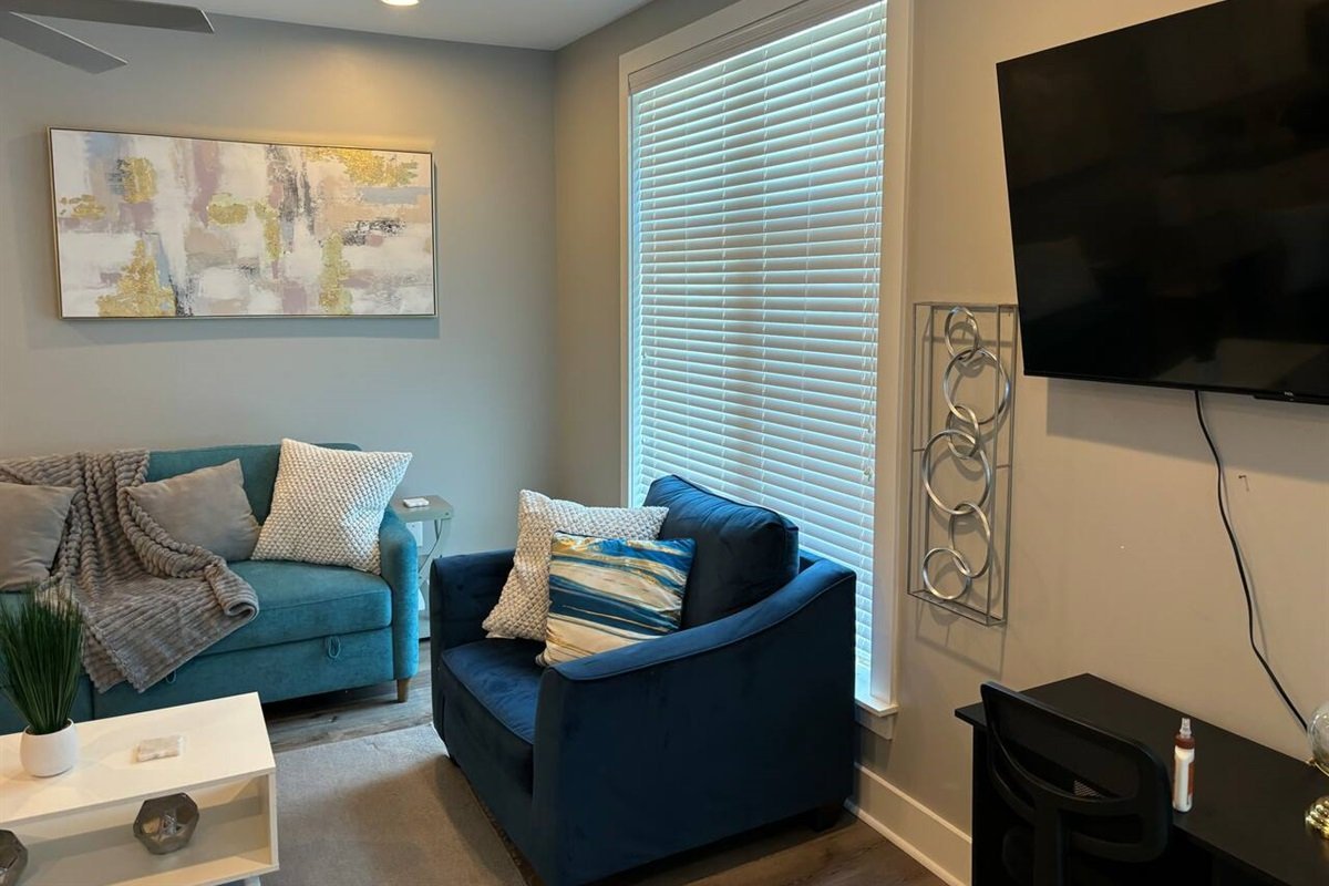 9e390c329cf9435e9386f6ffd327ff52-Large