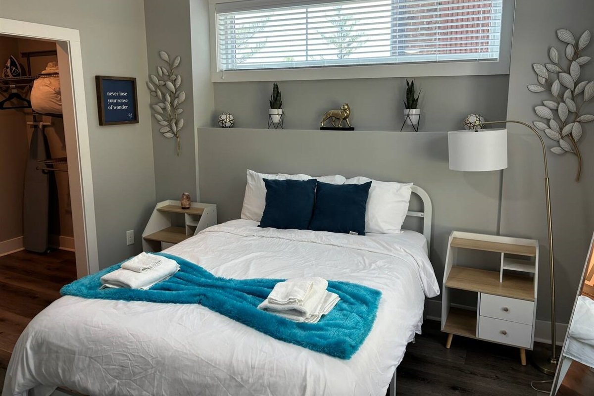 b780d1020fa746d78536c02ea9932db6-Large