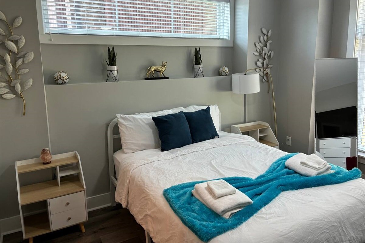 bb8e47bc1f6a48b2ab7634bb80ff2c65-Large