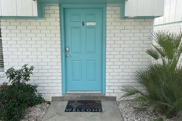 ceb75b1d404e4366bfb42df0971e9367-Medium