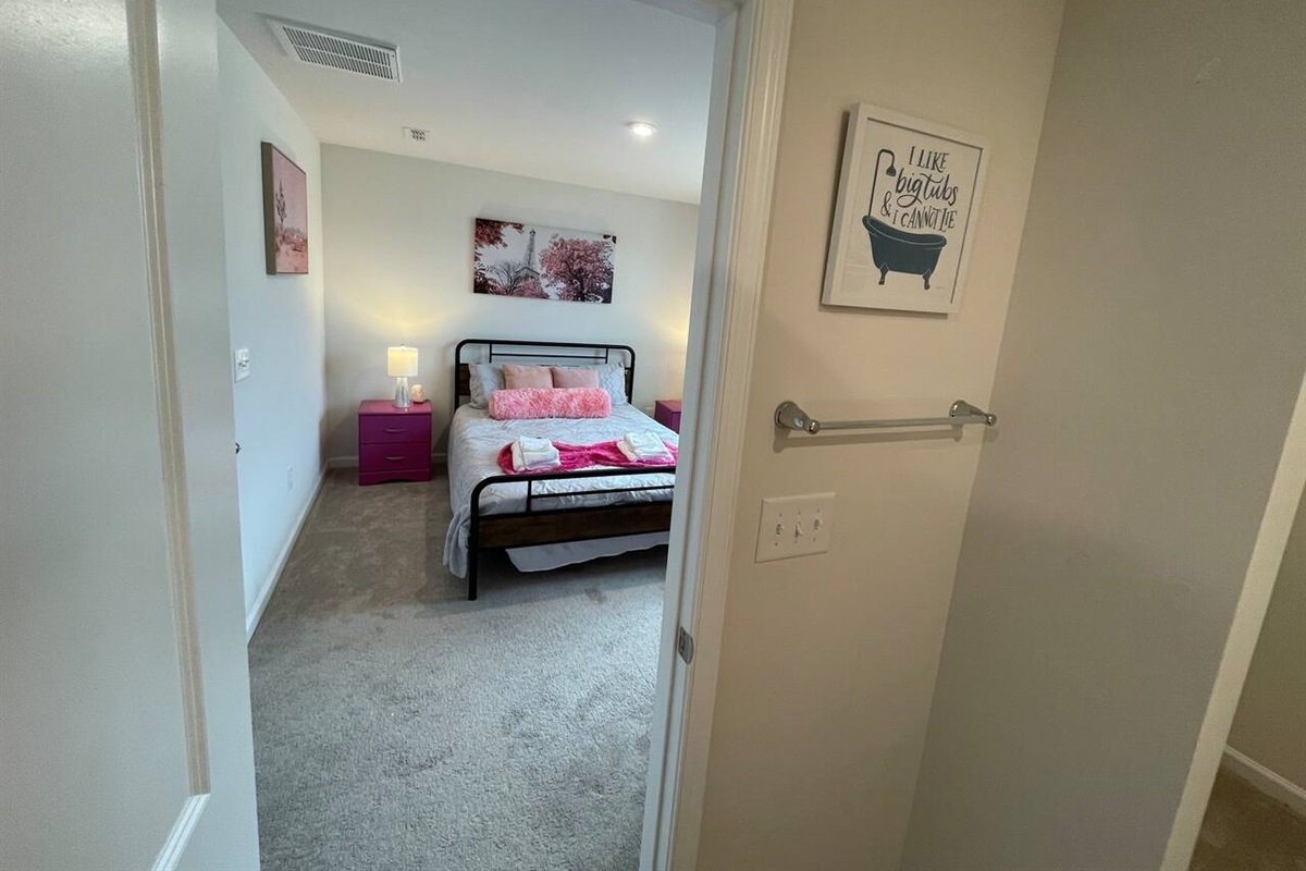 d4ea6a2a9a6a48f0aee49edcff7dd15a-Large