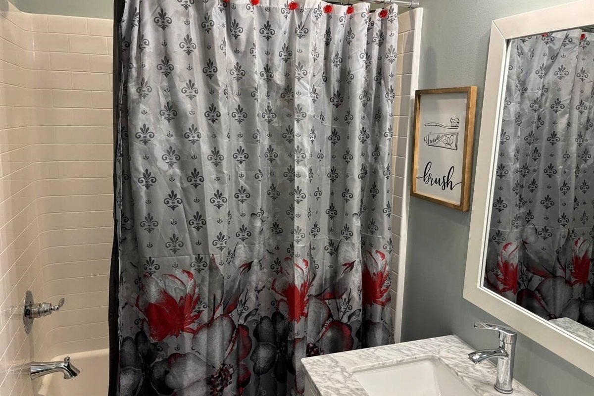 e1994e812e924db784fb60d606e46db4-Large