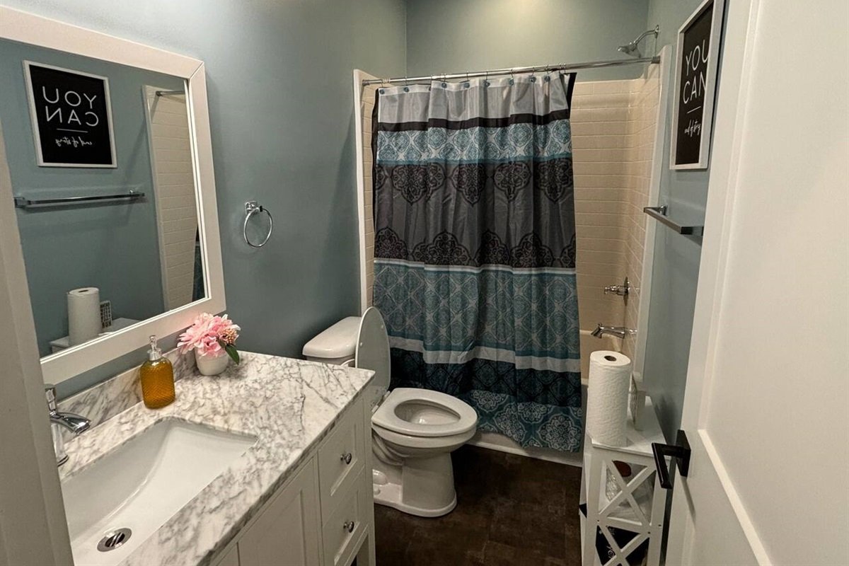 e51b48515c6e4d0cbaba84b6bca6df7f-Large